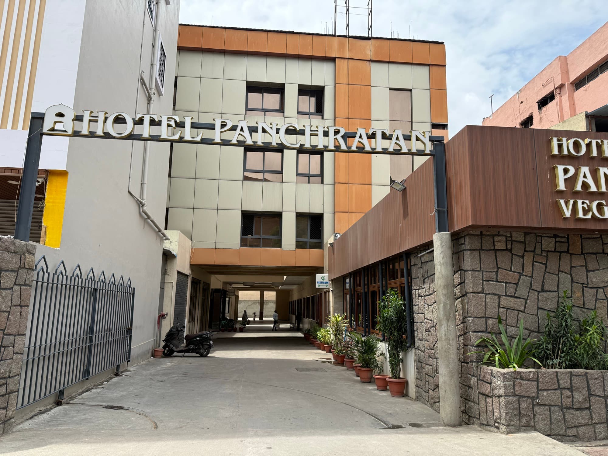 Hotel Panchratan and Panchratan Veg Restaurant on Kachiguda Station Road