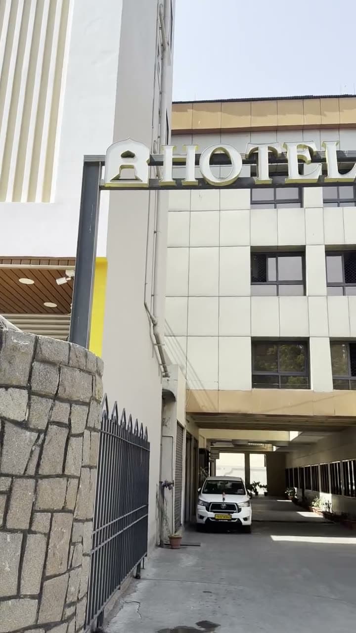 Arriving at the hotel, video